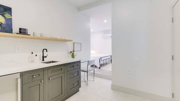 Basic Apartment, 1 King Bed | Private kitchen | Fridge, microwave, electric kettle