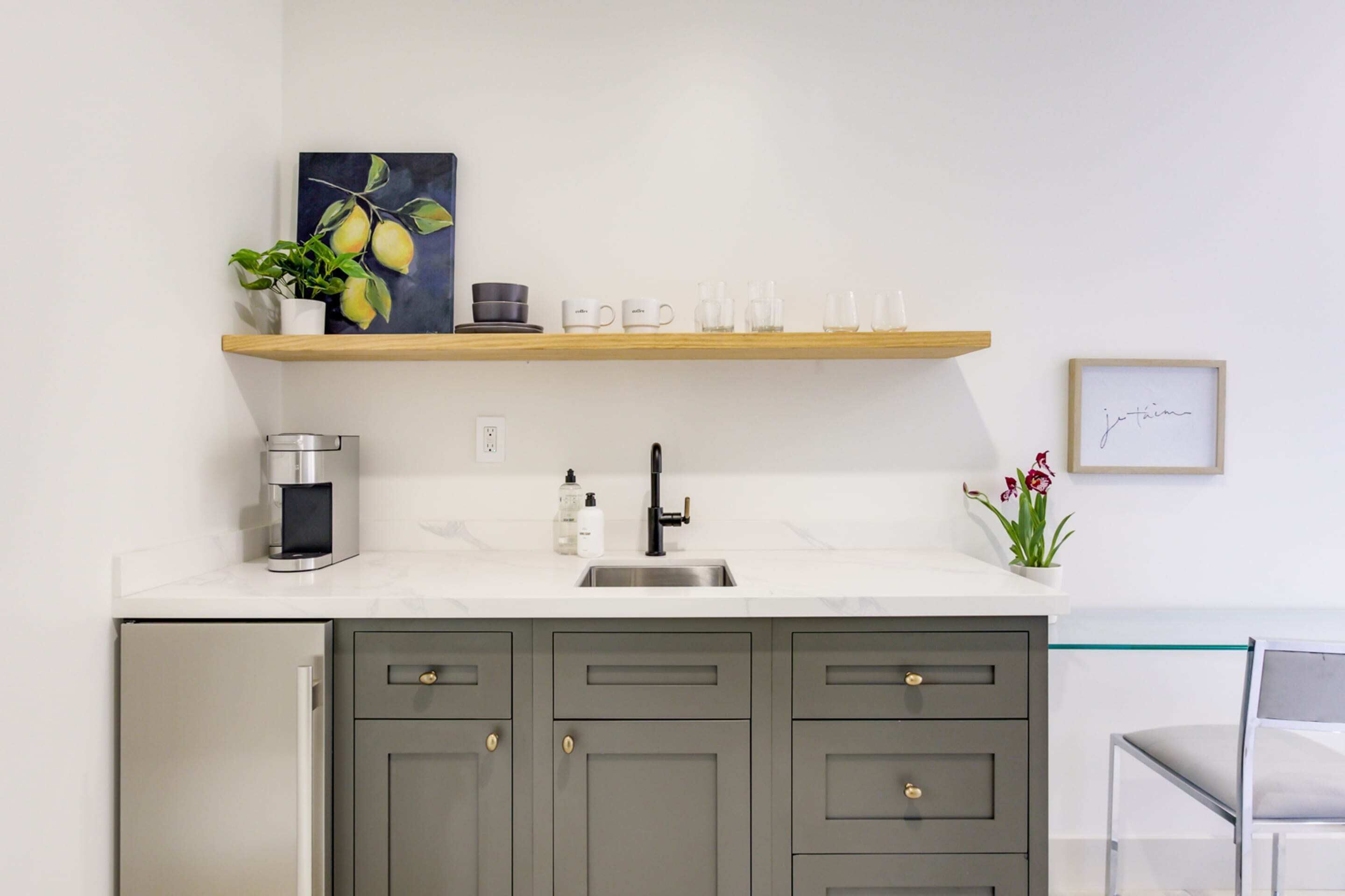 Basic Apartment, 1 King Bed | Private kitchen | Fridge, microwave, electric kettle