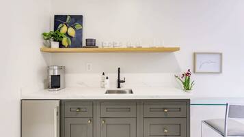 Basic Apartment, 1 King Bed | Private kitchen | Fridge, microwave, electric kettle