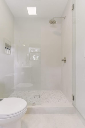 Appartement, 1 très grand lit | Salle de bain | Douche, articles de toilette écologiques, serviettes fournies, savon