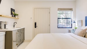 Basic Apartment, 1 King Bed