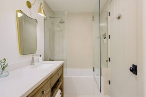 Apartemen Basic, 1 Tempat Tidur King | Kamar mandi | Bathtub, perlengkapan kamar mandi ramah lingkungan, handuk, dan sabun