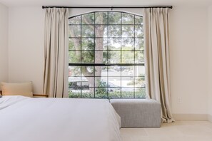 Basic Condo, 1 King Bed