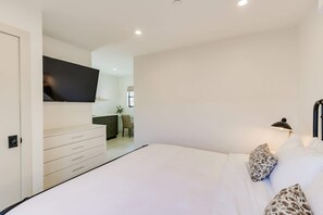 Eenvoudig appartement, 1 kingsize bed | 1 slaapkamer, een bureau, een laptopwerkplek