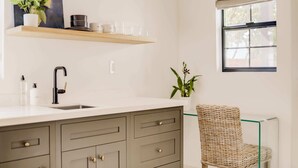 Basic Apartment, 1 King Bed | Private kitchen
