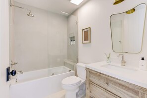 Eenvoudig appartement, 1 kingsize bed | Badkamer | Een bad,  milieuvriendelijk toiletgerief, handdoeken, zeep