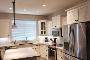 Fridge, microwave, oven, stovetop - Spacious Bordeaux Cottage with Golf Cart #191 (Osoyoos)