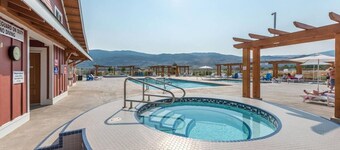 Welcome to Bordeaux Cottage #191 – A Luxury Getaway on Osoyoos Lake!