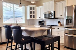 冰箱、微波炉、烤箱、炉灶