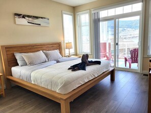 4 bedrooms, desk, iron/ironing board, free WiFi - Spacious Bordeaux Cottage with Golf Cart #191 (Osoyoos)