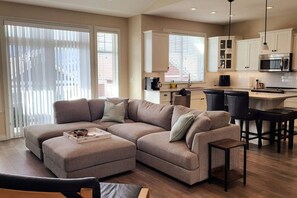 Smart TV, fireplace, offices - Spacious Bordeaux Cottage with Golf Cart #191 (Osoyoos)