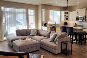 スマートテレビ、暖炉、書斎 / ワークスペース