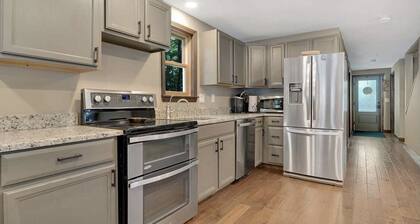 Lake house, Dock, 3 beds/3 full baths. Pet friendly!