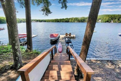 Lake house, Dock, 3 beds/3 full baths. Pet friendly!