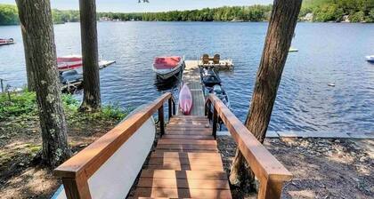 Lake house, Dock, 3 beds/3 full baths. Pet friendly!