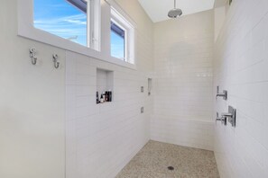 Douche, serviettes fournies, shampoing