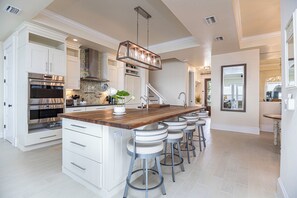 Køleskab, mikrobølgeovn, ovn, kogeplade