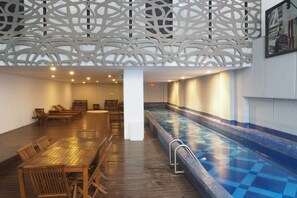 Una piscina cubierta