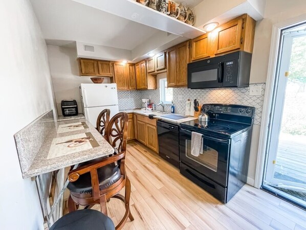 Private kitchen | Fridge, microwave, oven, stovetop