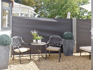 Outdoor dining - The White House Retreat (Worthing)
