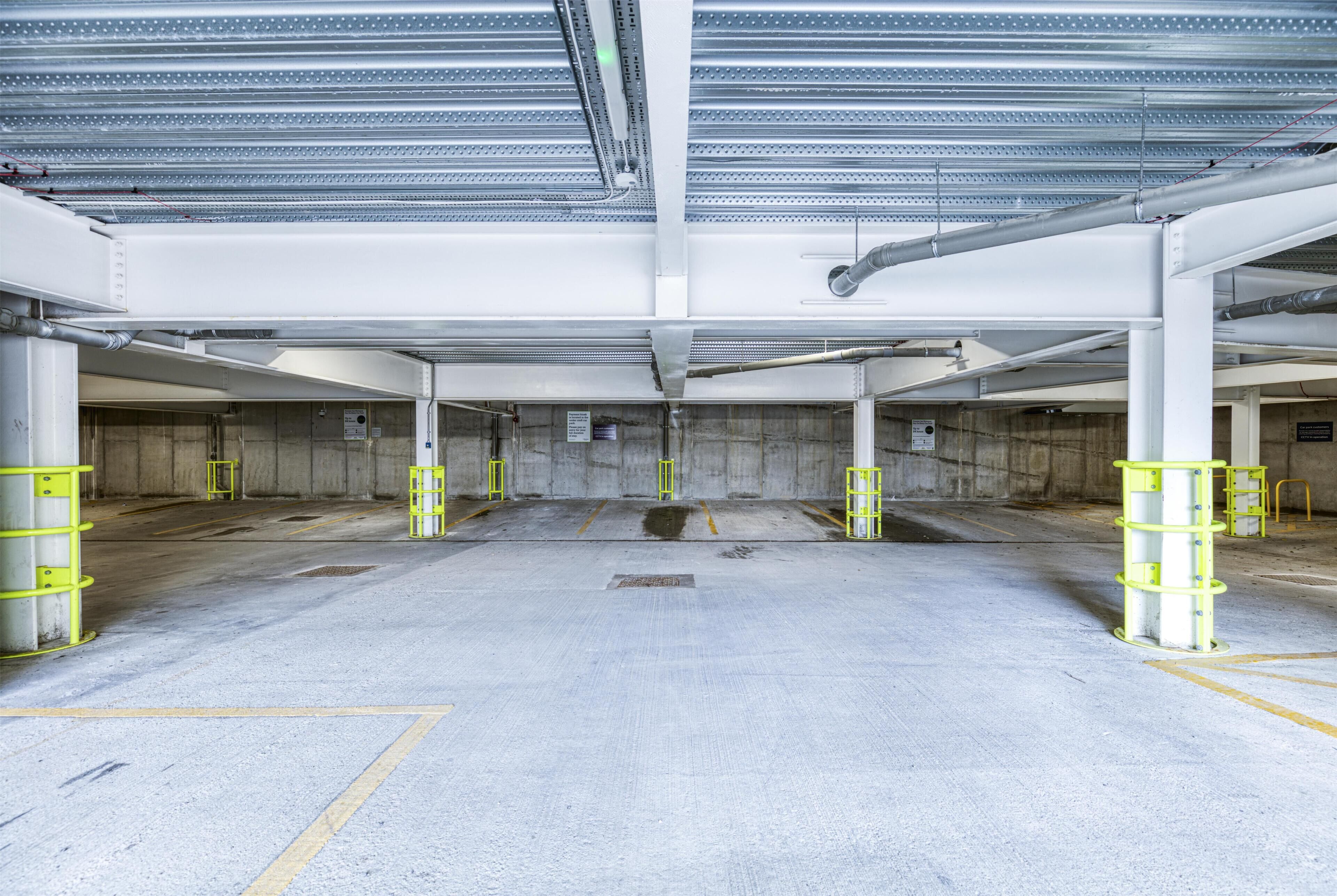 موقف سيارات (بتكلفة إض افية) (15 GBP في اليوم)