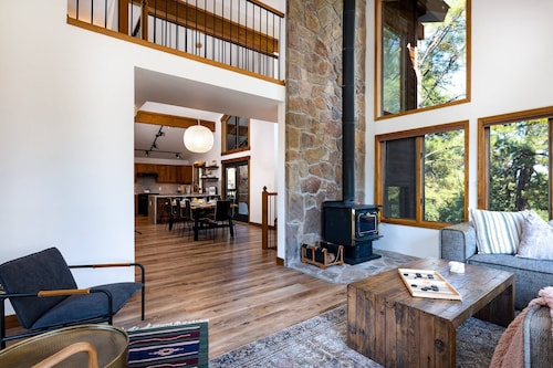 Chalet Hillside: Beautiful Mountain Home with Hot Tub, Beautiful Views, 5 Minutes to Uptown Pagosa!