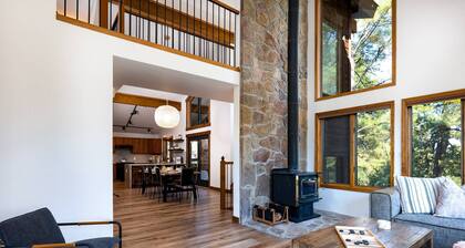 Chalet Hillside: Beautiful Mountain Home with Hot Tub, Beautiful Views, 5 Minutes to Uptown Pagosa!