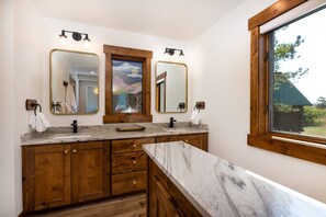 Shower, hair dryer, towels, shampoo