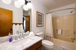 Doccia, asciugacapelli, asciugamani, shampoo