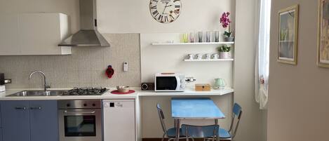 Frigorifero, microonde, forno, piano cottura