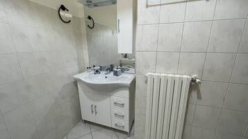 Asciugacapelli, asciugamani, sapone, carta igienica