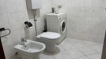 Asciugacapelli, asciugamani, sapone, carta igienica