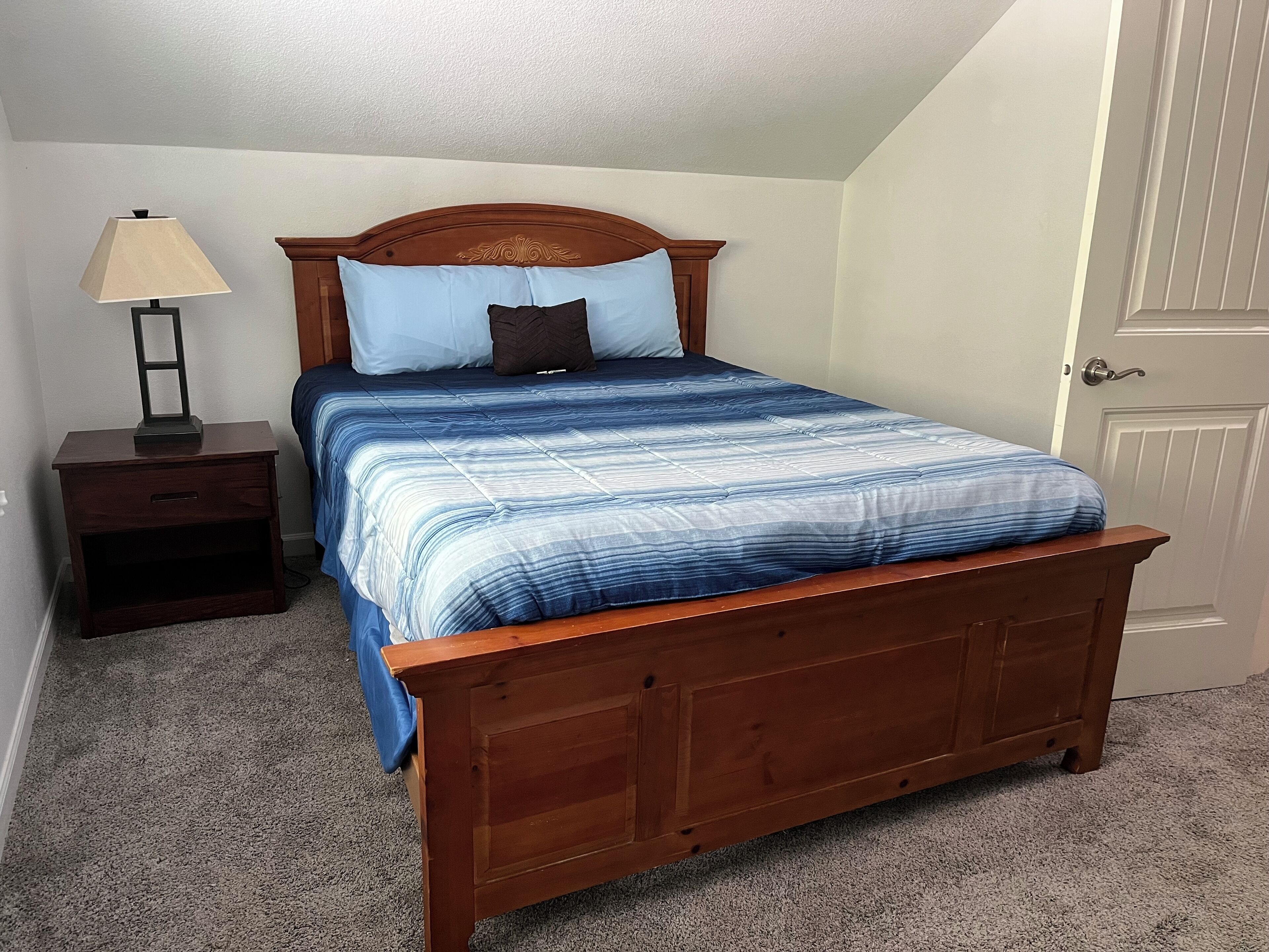 3 habitaciones, escritorio y tabla de planchar con plancha 