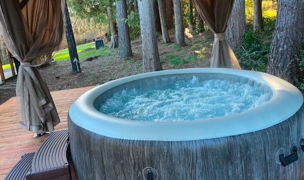 Outdoor spa tub