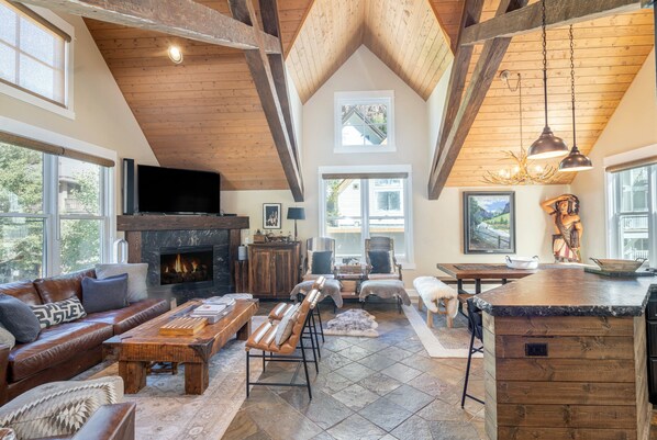 Fernseher, Kamin, Bücher