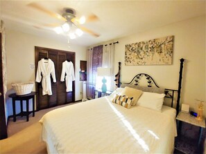 2 bedrooms, desk, iron/ironing board, free WiFi - Make Casa Cabina Your Next Vacation Rental (Henderson)