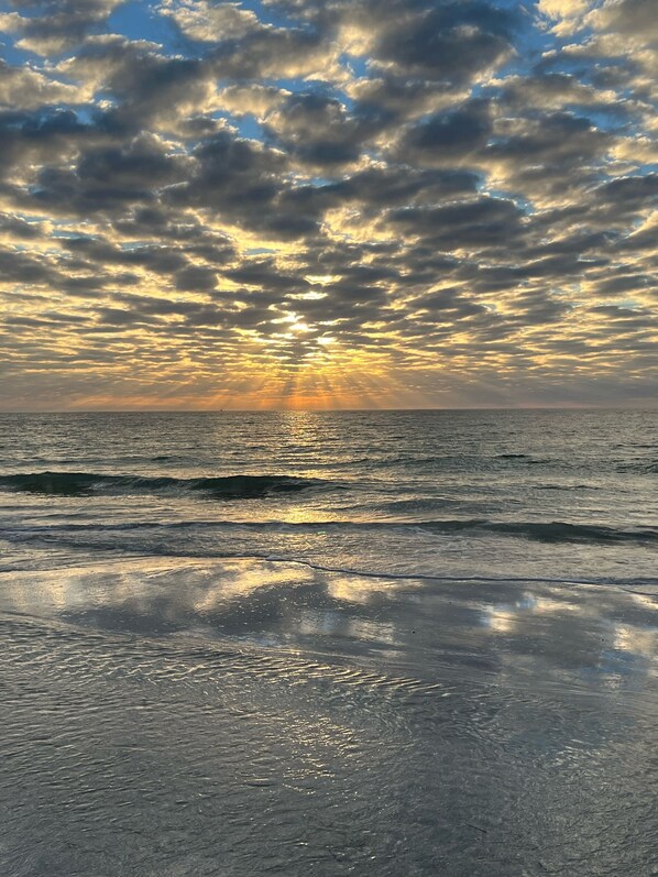 Beach nearby, sun-loungers, beach towels