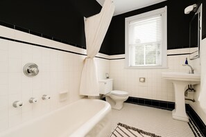 Combined shower/bathtub, hair dryer, towels, soap - Entire Historic Home with 3620Sqft Perfect for Families (Goldsboro)