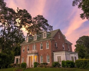 Exterior - Entire Historic Home with 3620Sqft Perfect for Families (Goldsboro)