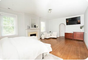 4 bedrooms, desk, iron/ironing board, travel cot - Entire Historic Home with 3620Sqft Perfect for Families (Goldsboro)