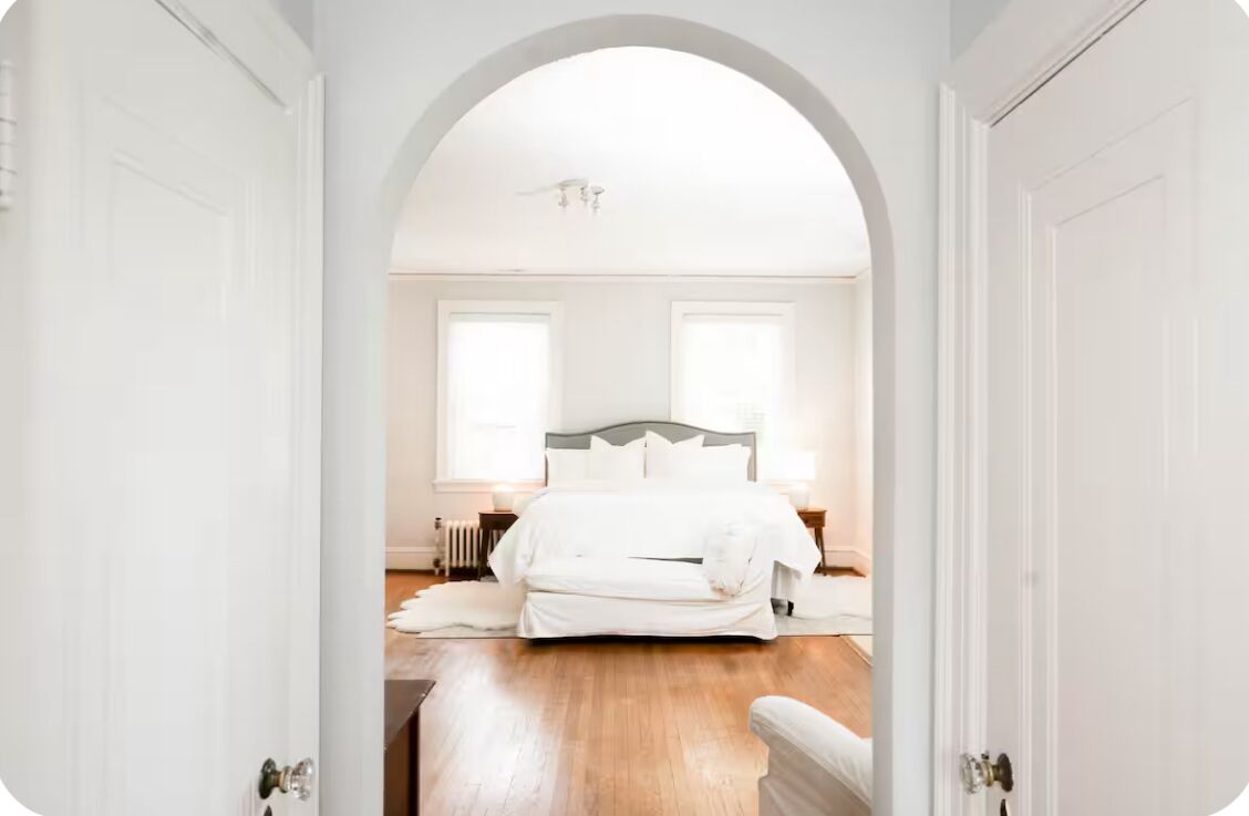 4 slaapkamers, een bureau, een strijkplank/strijkijzer, reisbedje