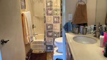 Ensemble baignoire-douche, séchoir à cheveux, serviettes fournies, savon
