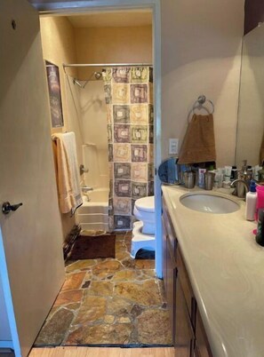 Ensemble douche/baignoire, sèche-cheveux, serviettes fournies, savon
