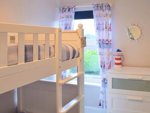 3 bedrooms, free WiFi, bed sheets - A comfortable abode resting a stones throw from the famous Seahouses Harbour. (North Sunderland Seahouses)