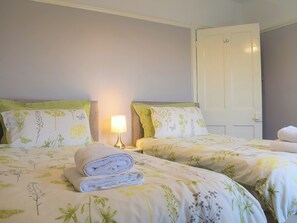 3 bedrooms, free WiFi, bed sheets - A comfortable abode resting a stones throw from the famous Seahouses Harbour. (North Sunderland Seahouses)