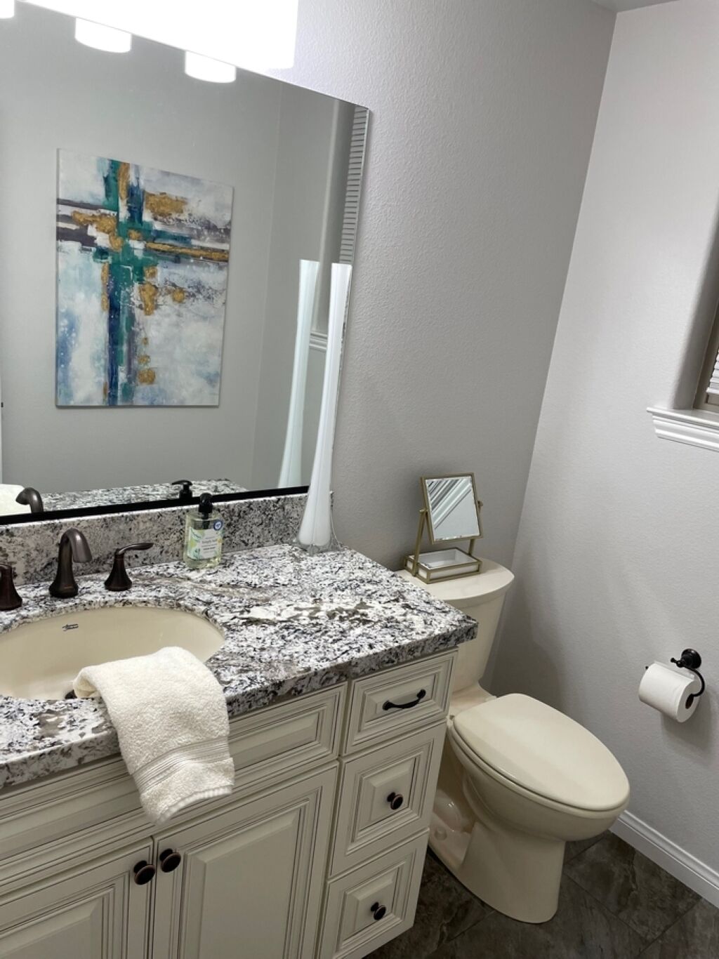 Een douche, een haardroger, handdoeken, zeep