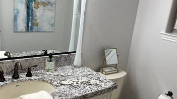 Een douche, een haardroger, handdoeken, zeep