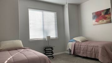 3 slaapkamers, een bureau, een strijkplank/strijkijzer, gratis wifi