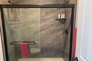 Ducha, secador de pelo, toallas, jabón