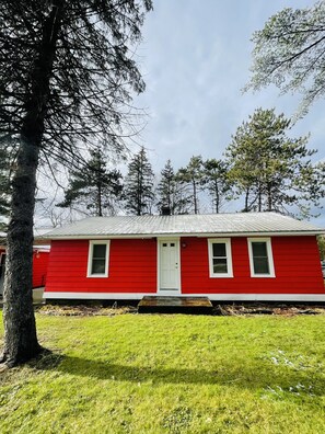 Exterior - Cozy Home, Minutes from Killington! Washer/Dryer & Free Disney+/Peacock! (Mendon)